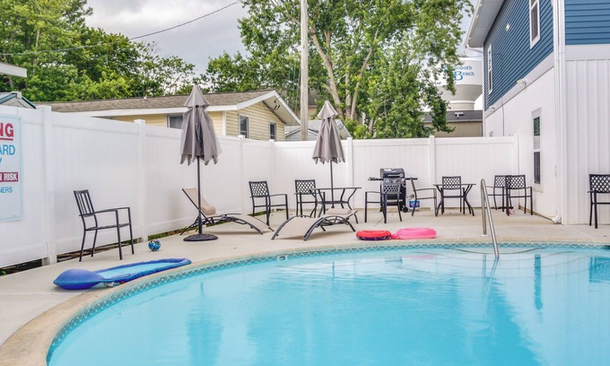 Rehoboth Beach Apartamento | Community Pool Access: Rehoboth Beach Unit!