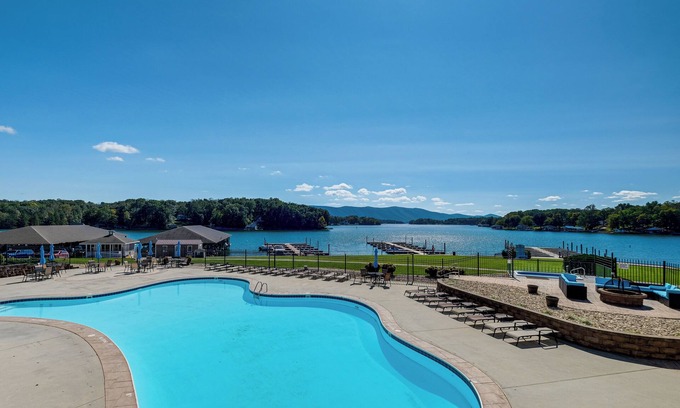 Huddleston Condominio | Community Pools & Beach: Smith Mountain Lake Condo