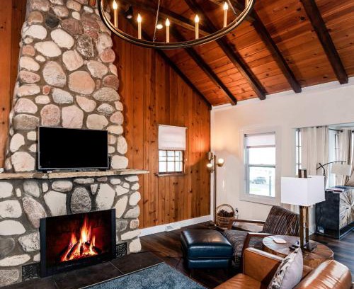 Lake Geneva Casa | Como Cabin - Action Packed 4 BDR with Guest Home