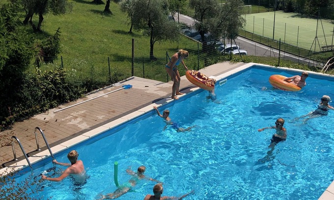 Azzano Apartamento | Vista al lago de Como desde el jardín de olivos, balcón y piscina
