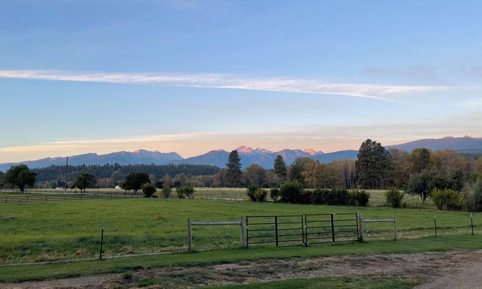 Grantsdale Cabina | Como View Cabin - 2 bedroom cabin, epic views, close to fishing access, sleeps 4