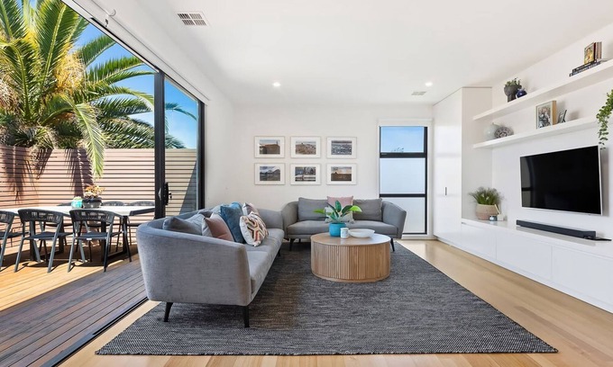 Melbourne Casa | ¡NUEVO LISTADO! Contemporáneo y elegante, terrazas privadas en ambos niveles, a pie de villag