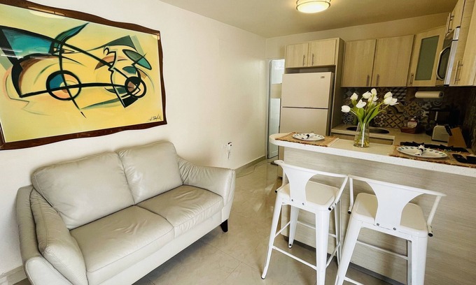 Bucana Apartamento | Precioso apto remodelado con lavandería / pkg / pet friendly