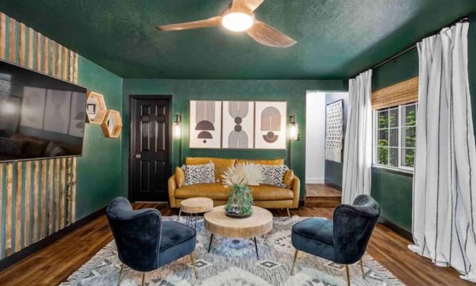 Sierra Village Cabina | Compass NORTH! A Boho Bungalow Fast Wi-Fi A/C