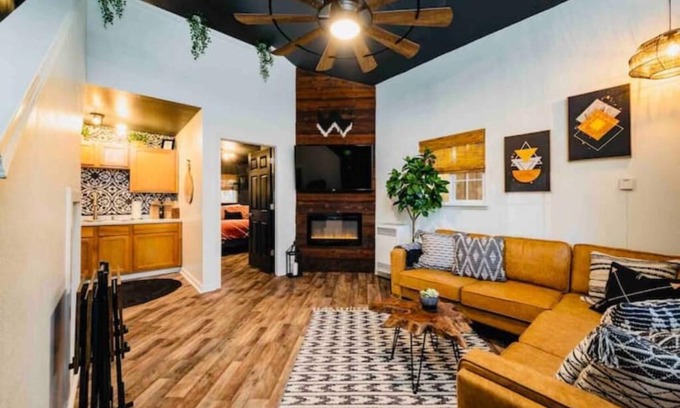 Sierra Village Casa | Compass WEST! A Boho Bungalow Fast Wi-Fi A/C