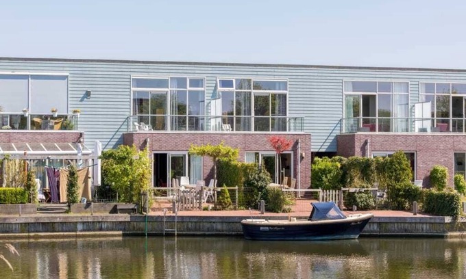 Oude-Tonge Casa | Casa isleña completa y popular con ducha de vapor. Hay una valla con cerradura entre el jardín y t
