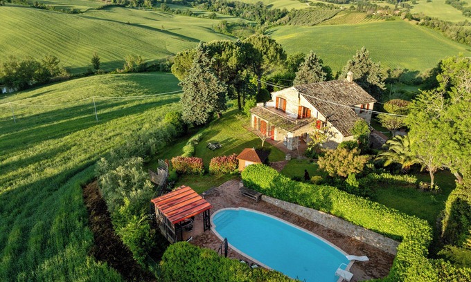 Rupoli Casa | Antigua casa de labranza para necesidades modernas con piscina y jardín.