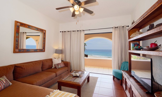 San Jose del Cabo Condominio | COMPLETAMENTE REMODELADO Impresionante condominio frente al mar!