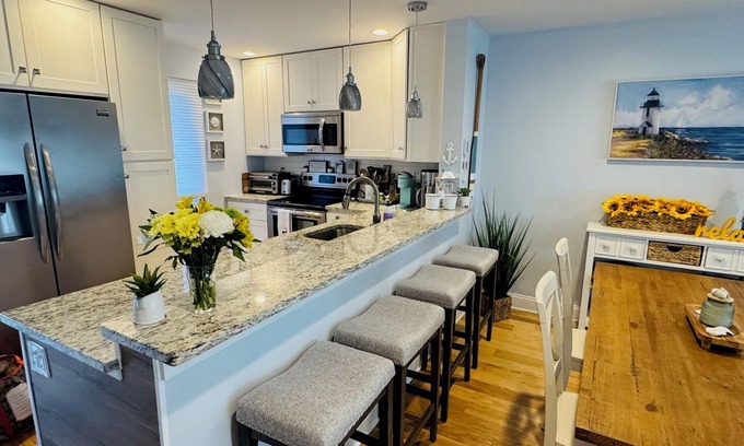 Brewster Condominio | Completely remodeled Billington townhouse with delightful decor offering two large upstairs bedrooms