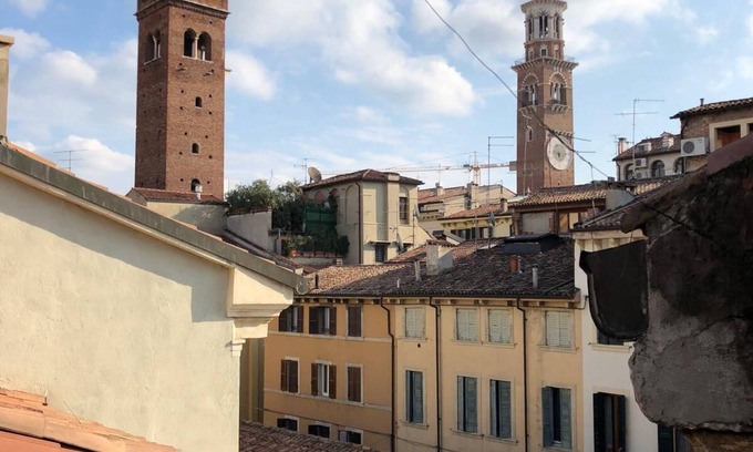 Citta Antica Apartamento | Apartamento completamente renovado con balcón y vistas a las torres de Verona.