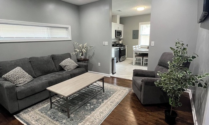 Shawnee Heights Cabaña | Completely Renovated 2-bedroom cottage in Kansas City with WiFi, TV & W+D.