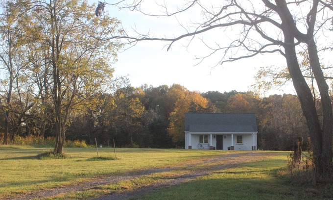 Bedford Casa | Completely renovated 2 bedroom farm cottage in Bedford Va.