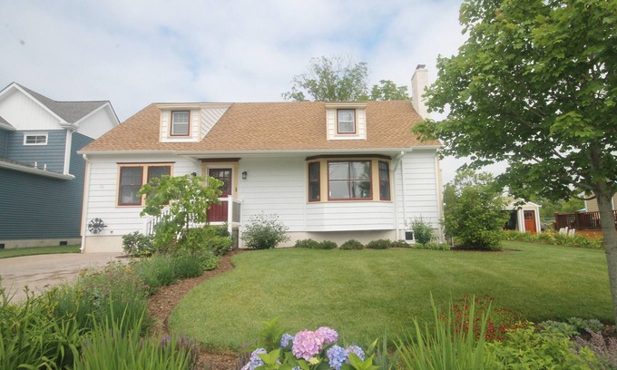 Village Green Casa | Completely renovated 4 bed/2 bath home close to the Cape May Tennis Courts, Kiwanis Park with pond and walking distance to downtown and the beach.