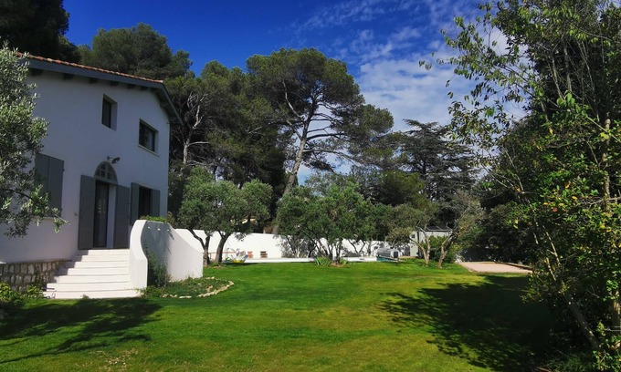 Ventabren Casa | Completely renovated family home surrounded by pine and olive trees.