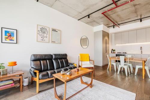 Brunswick Apartamento | Concrete Junction - Sunny, Industrial Balcony Haven
