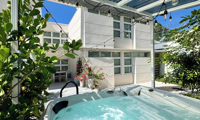 Santurce Casa | Condado Laguna Villa Jacuzzi 6Bed 3Bath Generator