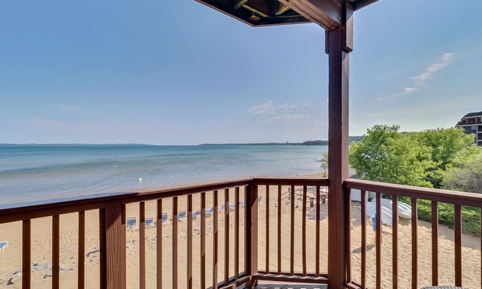 Traverse City Condominio | Condo 217 | Sandy Beachfront | Lakefront | Guest Favorite