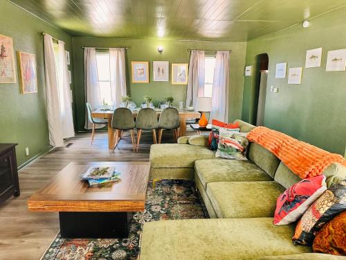Russell Casa | Condo 2bd2bagrilllaundry-10pp-pet Friendly