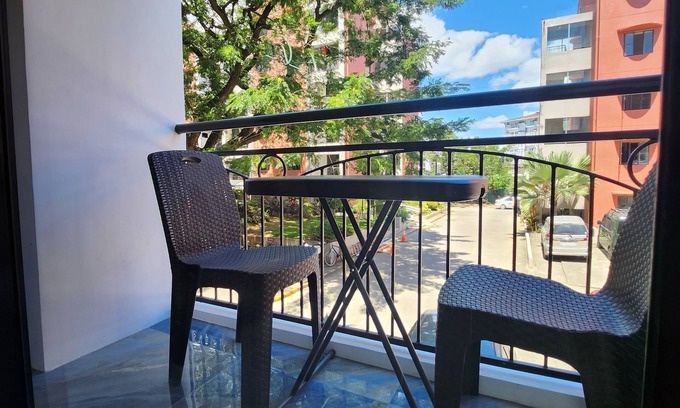 Mactan Export Processing Zone Apartamento | Condo Azur Suites B207, 5mins Airport, Netflix, Stylish, Cozy, Swimming Pool