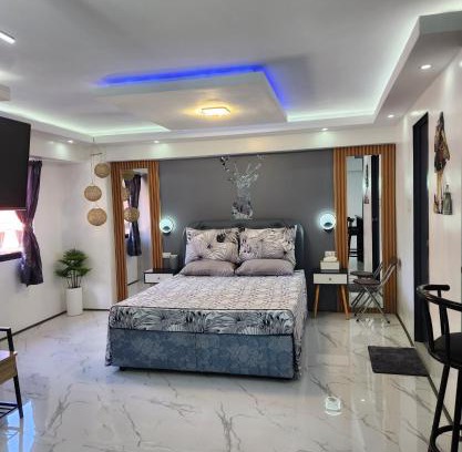 Mactan Export Processing Zone Apartamento | Condo Azur Suites B207 near Airport, Netflix, Stylish, Cozy with swimming pool