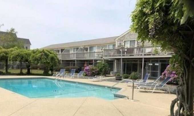 West Dennis Condominio | Condo close to the beach and across the street from the marina.