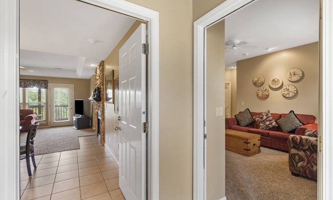 Branson West Condominio | Condo & Connecting Suite in a Lovely Gated Community