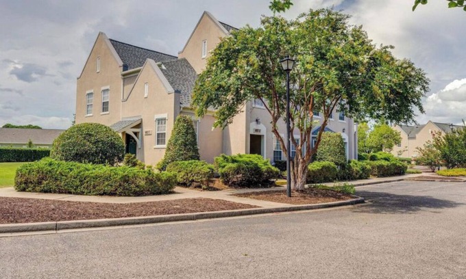 Red Hill Condominio | Condo in Legends Golf Course Resort with a great Pub Next Door to the Unit