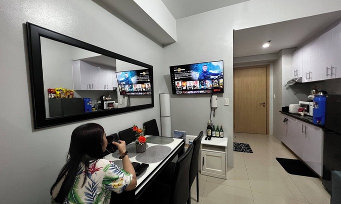 Bago Bantay Condominio | Condo in SM North, Quezon City with Pool, Netflix, WiFi, AC