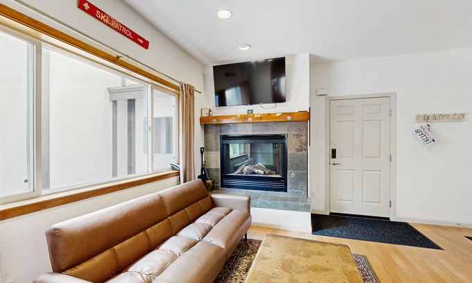 Olympic Valley Condominio | Condo Near Ski Resorts with Fireplace, Pool, Spa, Sauna, Washer/Dryer