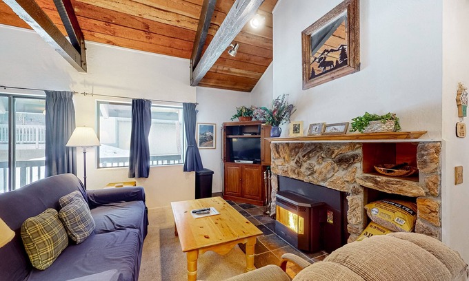 Majestic Pines Condominio | Condo near the lifts & golf with access to a pool & hot tub