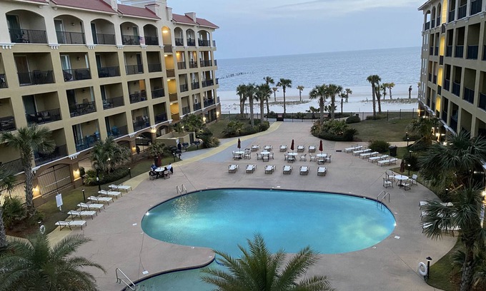 Henderson Point Condominio | Condo On The Beach