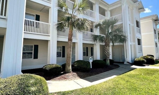 Carolina Forest Condominio | ~Condo on the Course ~ Pool ~ Sleeps 7 ~ Jacuzzi!!