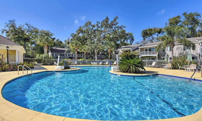 Saint Simons Island Apartamento | Condo w/ Amazing Amenities: 1 Mi to Beach!
