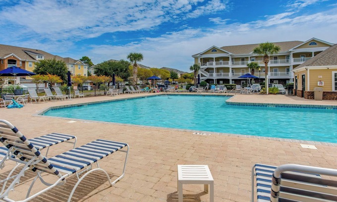North Myrtle Beach Condominio | Condo w/Golf Course View in Barefoot Resort!