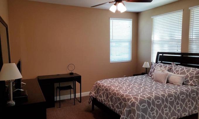 Westlake Condominio | Condo w/Gym/Pool & Garage- Near Downtown & Airport