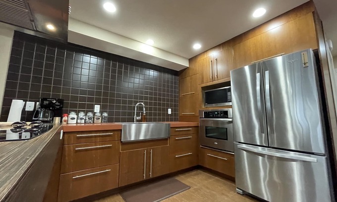 Sicamous Apartamento | Condo w/ oversize garage, walking distance to grocery, restaurants, bars, beach