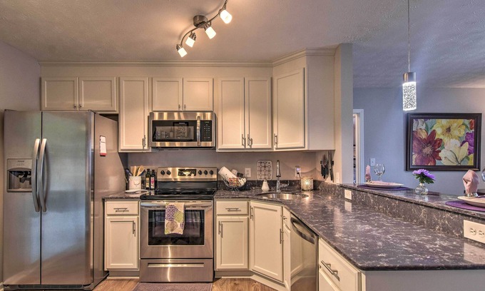 Hendersonville Condominio | NUEVO condominio actualizado, a pie del centro de Hendersonville