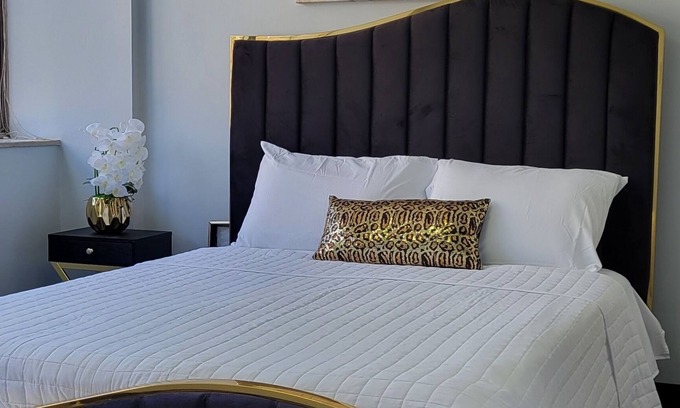 Old Fourth Ward Condominio | Condo with a pool and skylounge view!