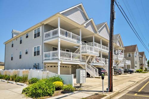 Wildwood Apartamento | Condo with Deck Walk to Beach and Convention Center!