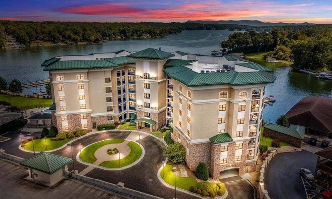 Westlake Corner Condominio | LAKE Stardust - Condo with pool ! Pet friendly