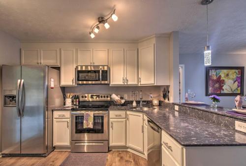 Hendersonville Apartamento | Condo with Sunroom, Near Downtown Hendersonville!