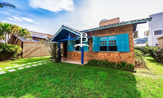 Ponta das Canas Casa | Condominium with pool House with terrace and barbecue