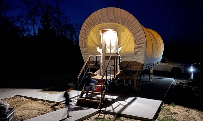 Shreveport Cabina | Conestoga Glamping Wagon overlooking the Soda Lake Wildlife Reserve