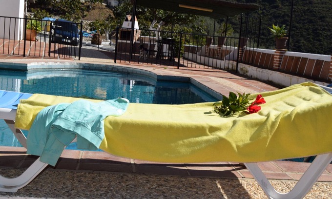 Ojen Chalet De Esquí | encantadora casa de la familia piscina privada confortable muy cerca del mar Ojen pueblo andaluz