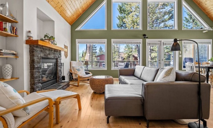 East Kootenay Apartamento | Conifer Cottage | Hot Tub | Peaceful | Foosball