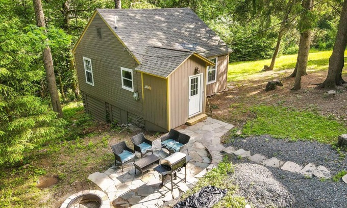 Canadensis Casa | Conifers & Cocktails
