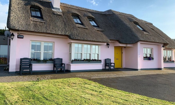 Renvyle Casa | Connemara Thatched Cottage,