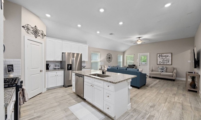 Conroe Casa | Conroe 3BR Sleeps 12 | Fenced Yard + Garage Games