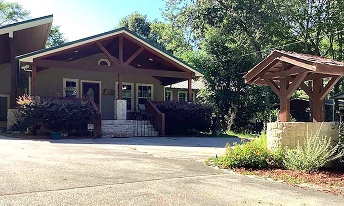 Montgomery Casa | ConRoy's Chickasaw Sleeps 20 Family gatherings celebrations or just hanging out