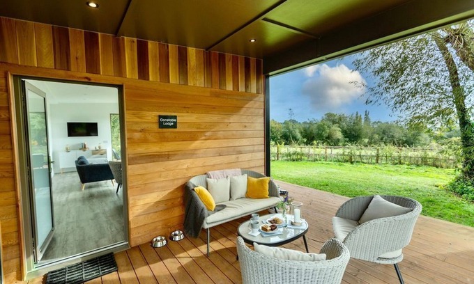Colchester Casa | "Constable": Eco Lodge: Private Hot Tub
